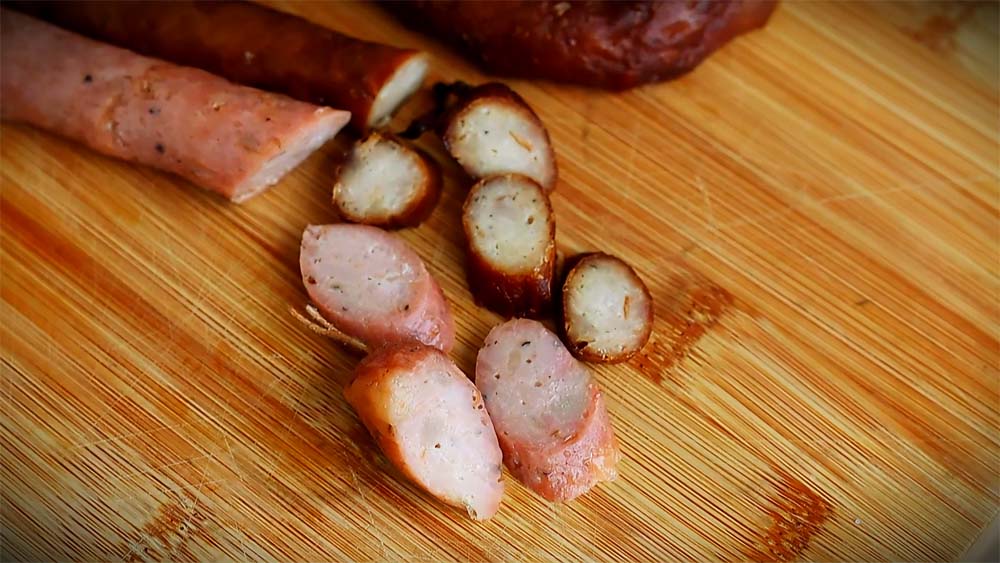linguicinha de frango fatiada